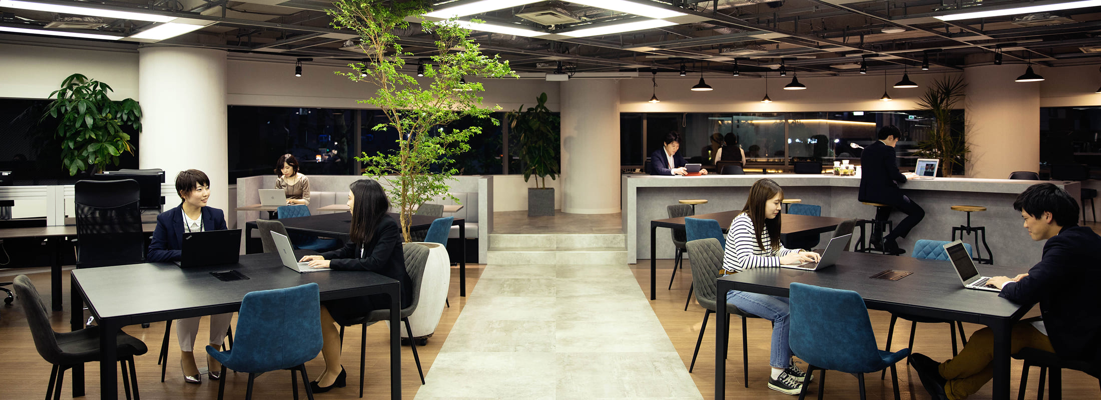 オフィスで働く人たち