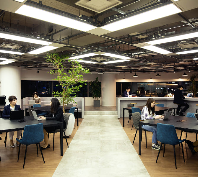 オフィスで働く人たち